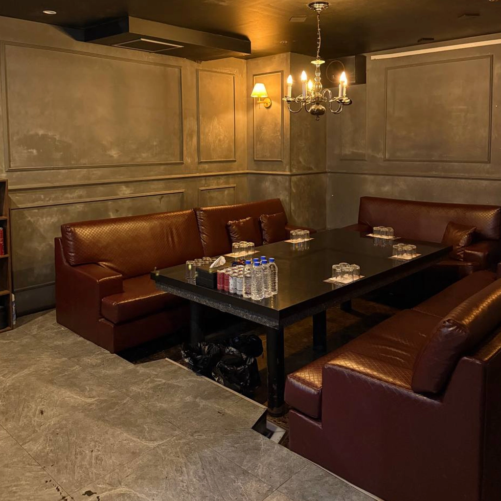 Detail Shot — 위 타일